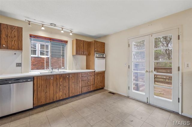 807 Garonne Drive, Manchester, MO 63021