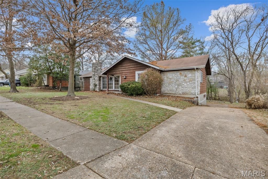 807 Garonne Drive, Manchester, MO 63021