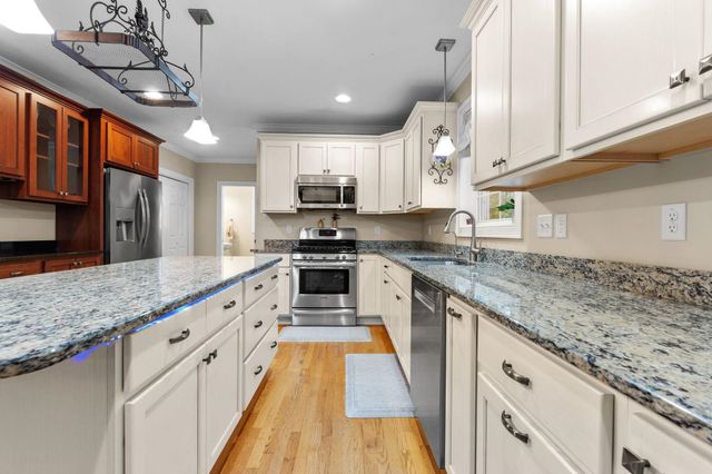 27 Wellesley Drive, Pelham, NH 03076