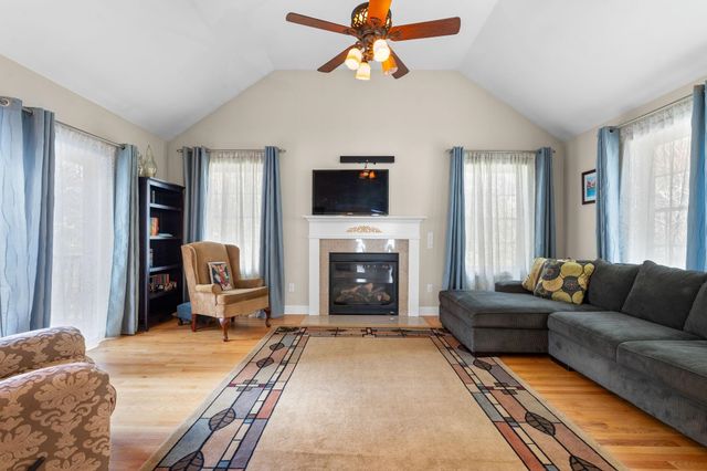 27 Wellesley Drive, Pelham, NH 03076