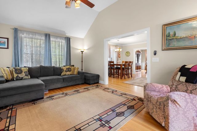 27 Wellesley Drive, Pelham, NH 03076