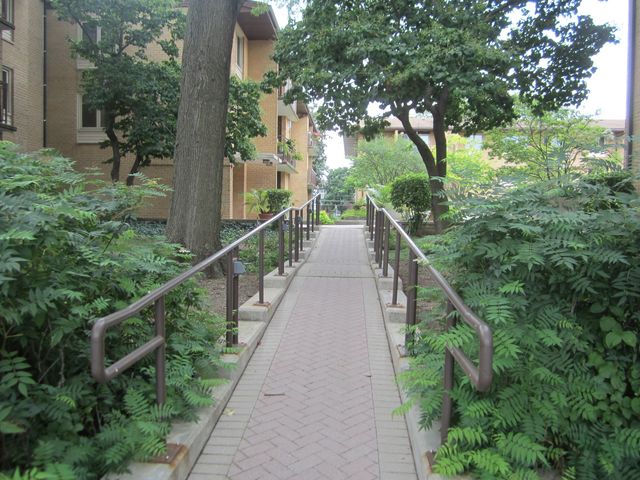 2400 W Talcott Road 223, Park Ridge, IL 60068