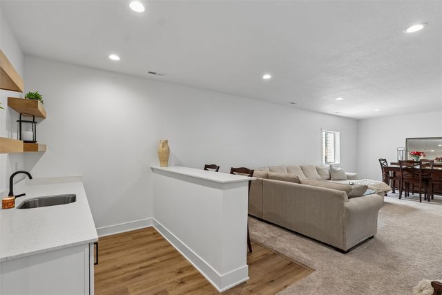 4650 180th Street, Urbandale, IA 50263