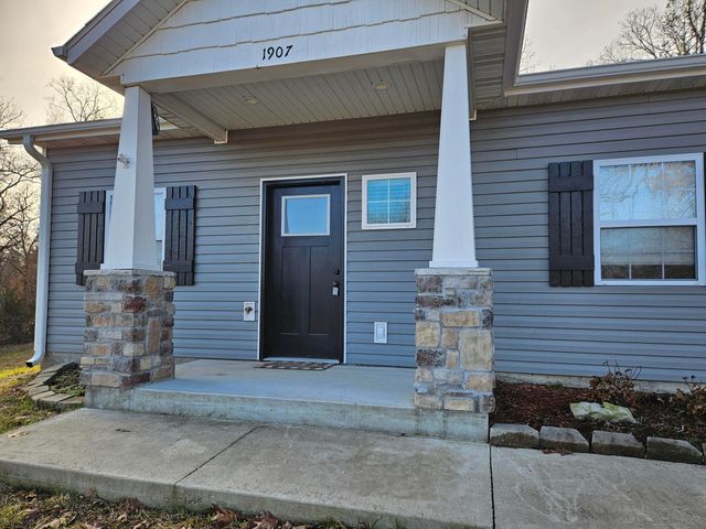 1907 Lakeview Drive, Ava, MO 65608