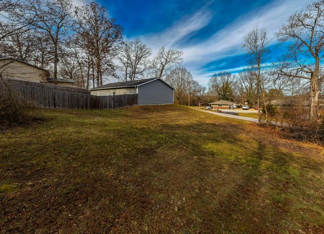 1907 Lakeview Drive, Ava, MO 65608