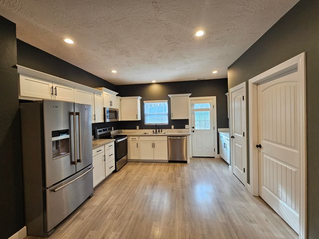 1907 Lakeview Drive, Ava, MO 65608