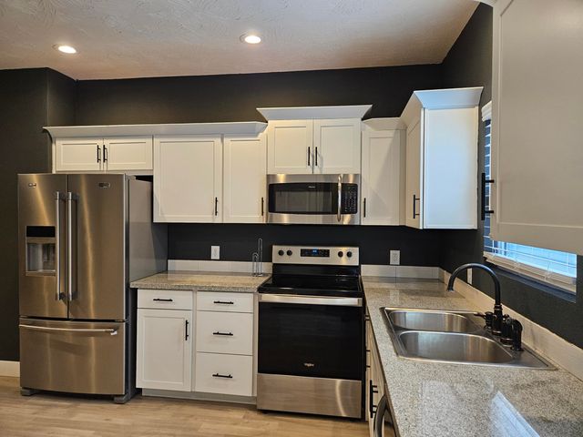 1907 Lakeview Drive, Ava, MO 65608