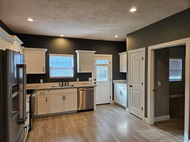 1907 Lakeview Drive, Ava, MO 65608