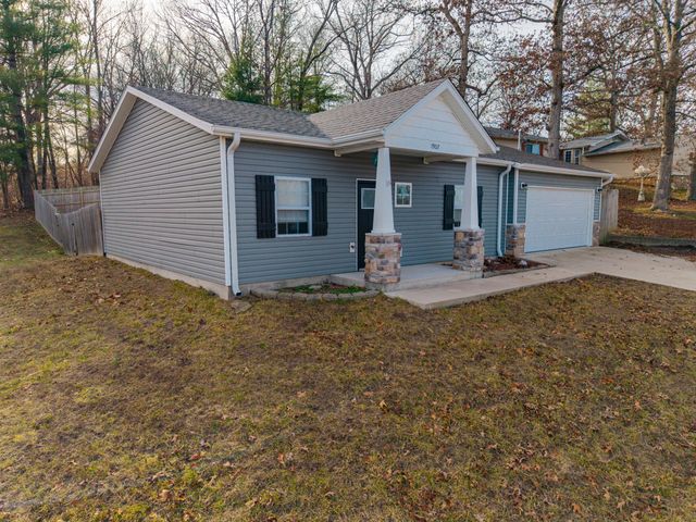 1907 Lakeview Drive, Ava, MO 65608