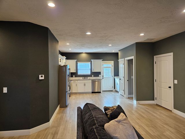 1907 Lakeview Drive, Ava, MO 65608