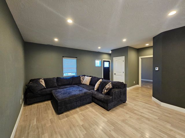 1907 Lakeview Drive, Ava, MO 65608