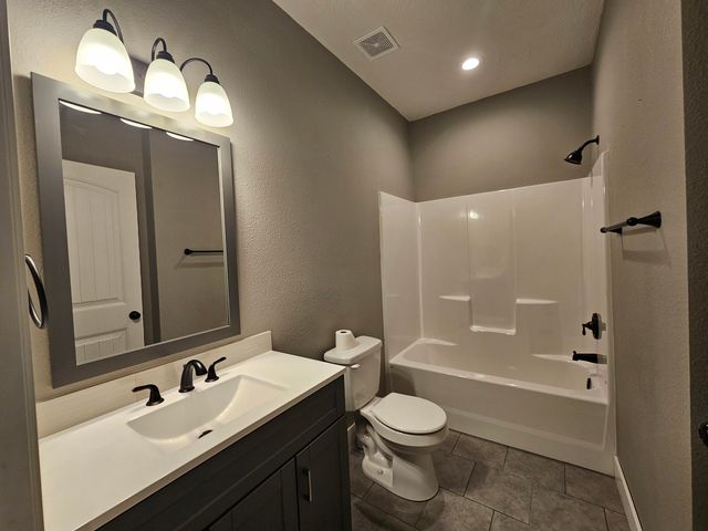 1907 Lakeview Drive, Ava, MO 65608