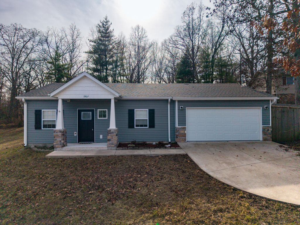 1907 Lakeview Drive, Ava, MO 65608