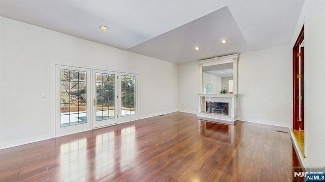19 Hubbard Court, Allendale, NJ 07401