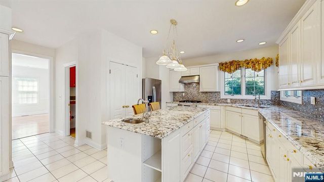 19 Hubbard Court, Allendale, NJ 07401