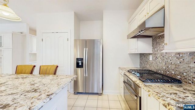 19 Hubbard Court, Allendale, NJ 07401