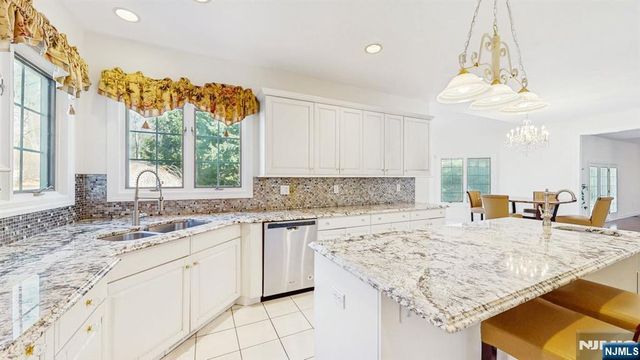 19 Hubbard Court, Allendale, NJ 07401