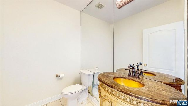19 Hubbard Court, Allendale, NJ 07401