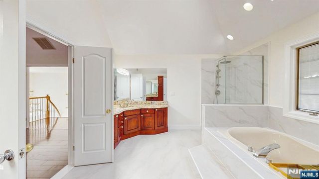 19 Hubbard Court, Allendale, NJ 07401