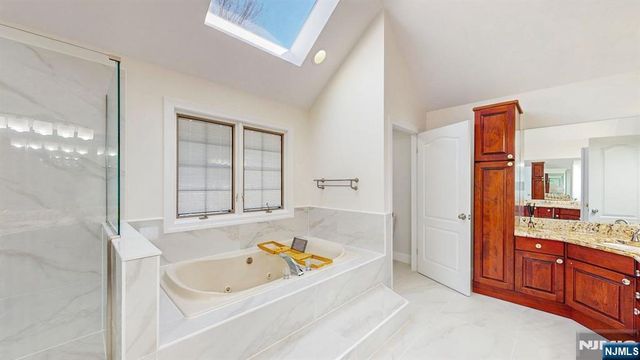 19 Hubbard Court, Allendale, NJ 07401