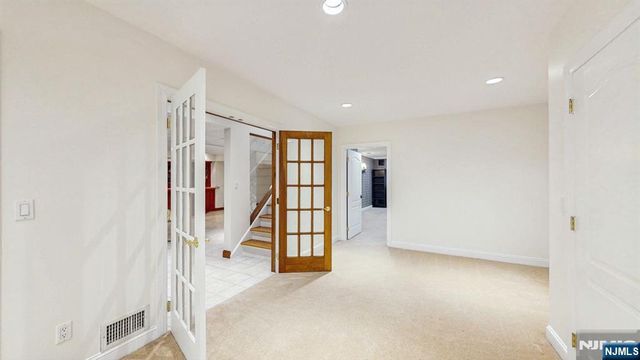 19 Hubbard Court, Allendale, NJ 07401