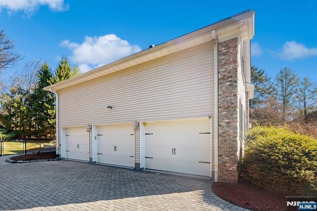 19 Hubbard Court, Allendale, NJ 07401