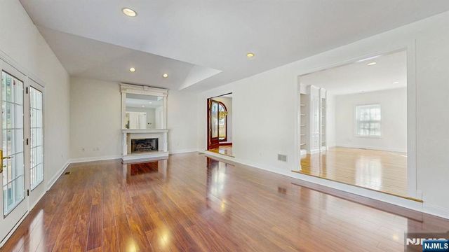 19 Hubbard Court, Allendale, NJ 07401