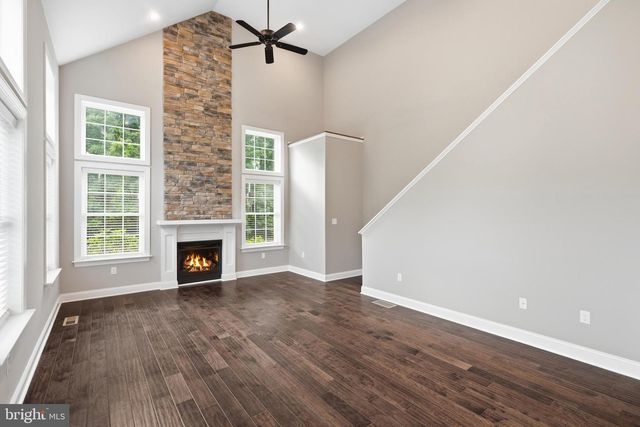 55 ISLAND CT, Easton, PA 18042
