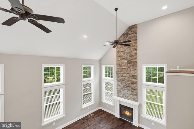 55 ISLAND CT, Easton, PA 18042