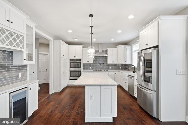 55 ISLAND CT, Easton, PA 18042