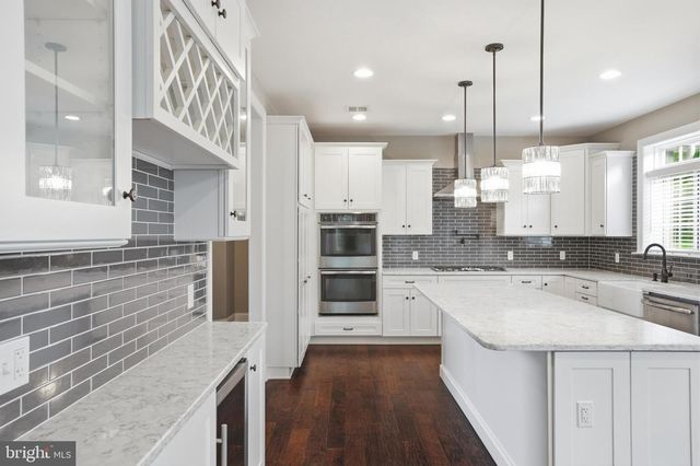 55 ISLAND CT, Easton, PA 18042