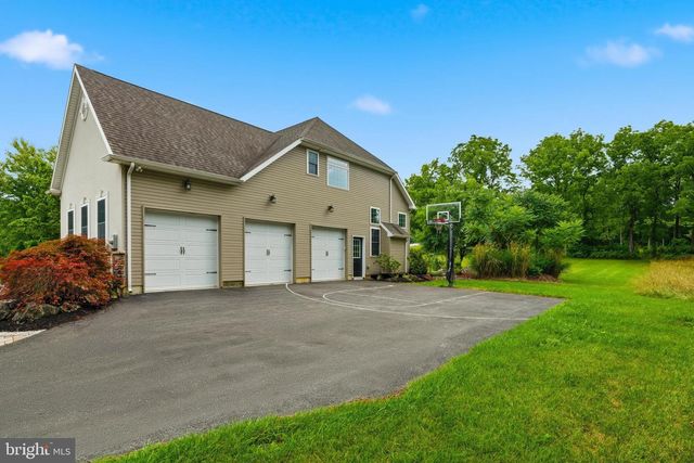 55 ISLAND CT, Easton, PA 18042