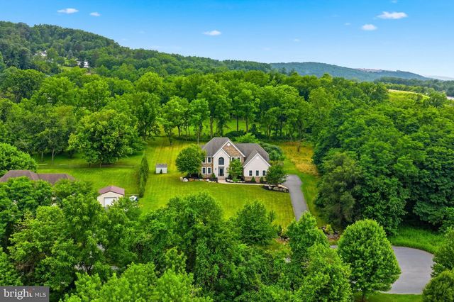 55 ISLAND CT, Easton, PA 18042