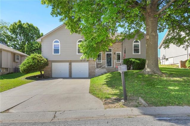 1204 NE Hunters Road, Blue Springs, MO 64014
