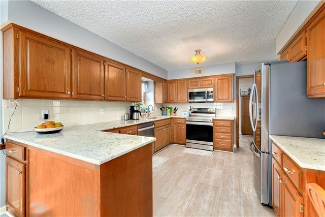 1204 NE Hunters Road, Blue Springs, MO 64014