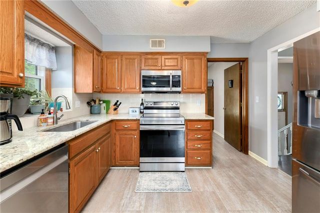 1204 NE Hunters Road, Blue Springs, MO 64014