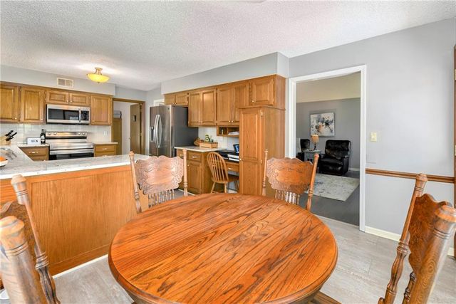 1204 NE Hunters Road, Blue Springs, MO 64014