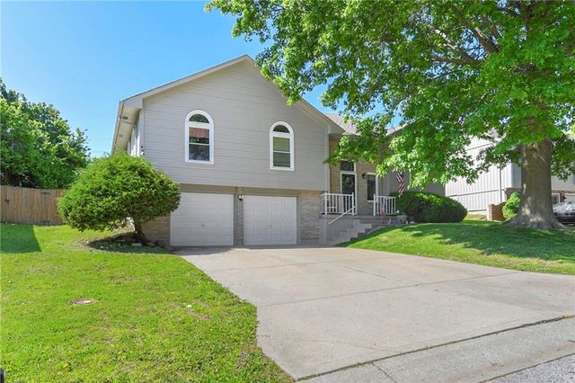 1204 NE Hunters Road, Blue Springs, MO 64014