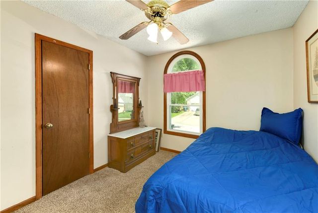 1204 NE Hunters Road, Blue Springs, MO 64014