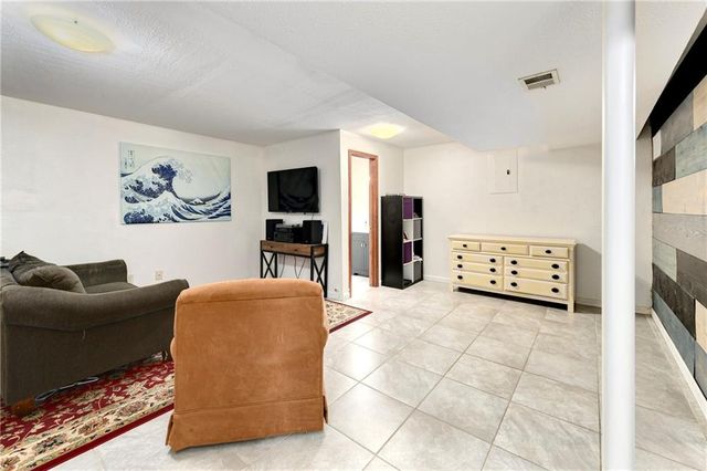 1204 NE Hunters Road, Blue Springs, MO 64014