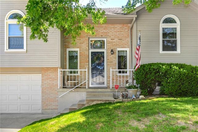 1204 NE Hunters Road, Blue Springs, MO 64014