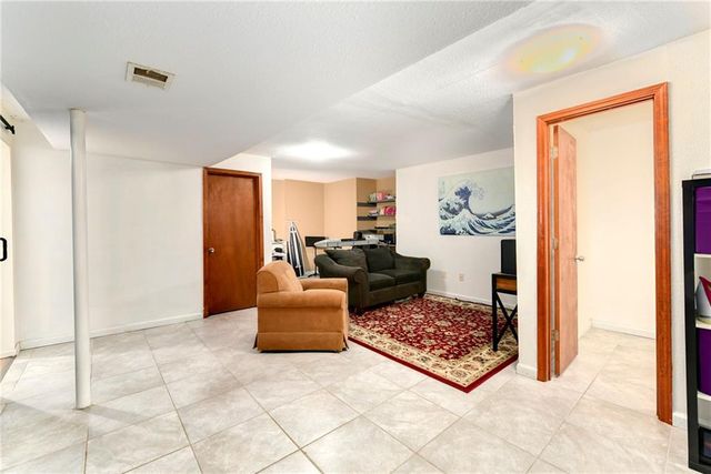 1204 NE Hunters Road, Blue Springs, MO 64014