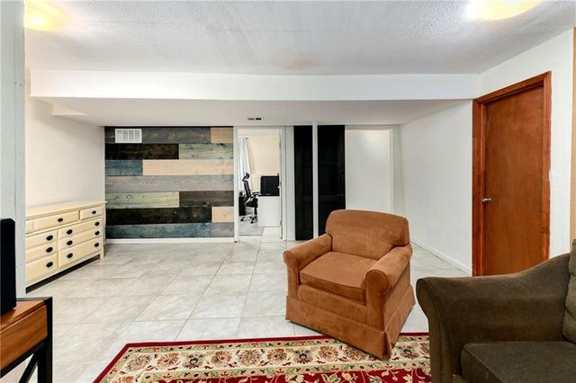 1204 NE Hunters Road, Blue Springs, MO 64014