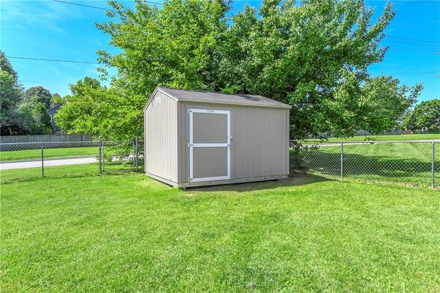 1204 NE Hunters Road, Blue Springs, MO 64014