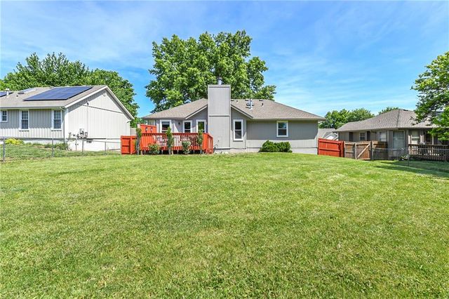 1204 NE Hunters Road, Blue Springs, MO 64014