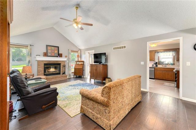 1204 NE Hunters Road, Blue Springs, MO 64014