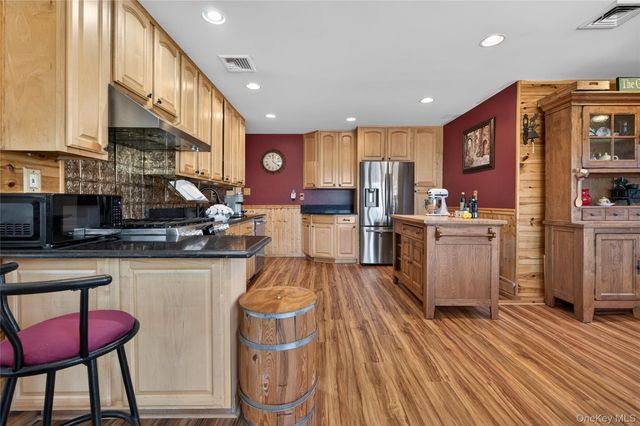 350 Pin Oak Lane, Westbury, NY 11590