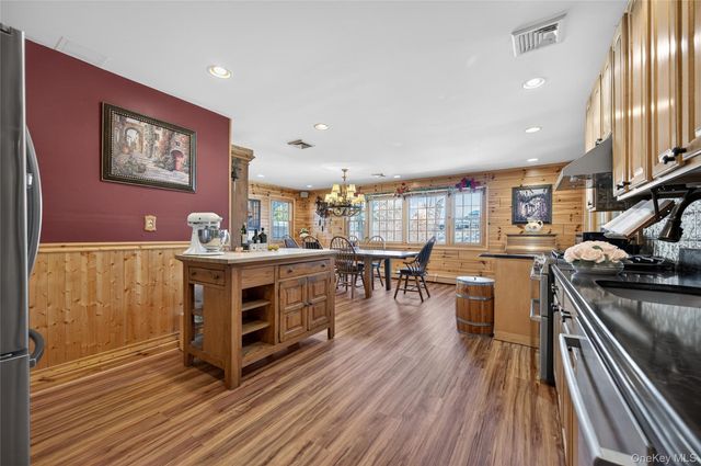 350 Pin Oak Lane, Westbury, NY 11590