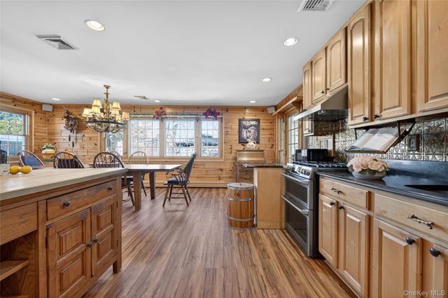 350 Pin Oak Lane, Westbury, NY 11590