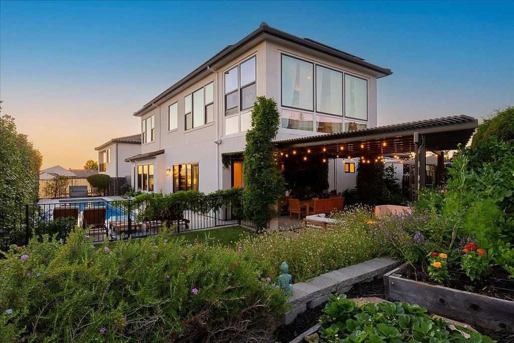 1112 Pick N Shovel Ct, Auburn, CA 95603